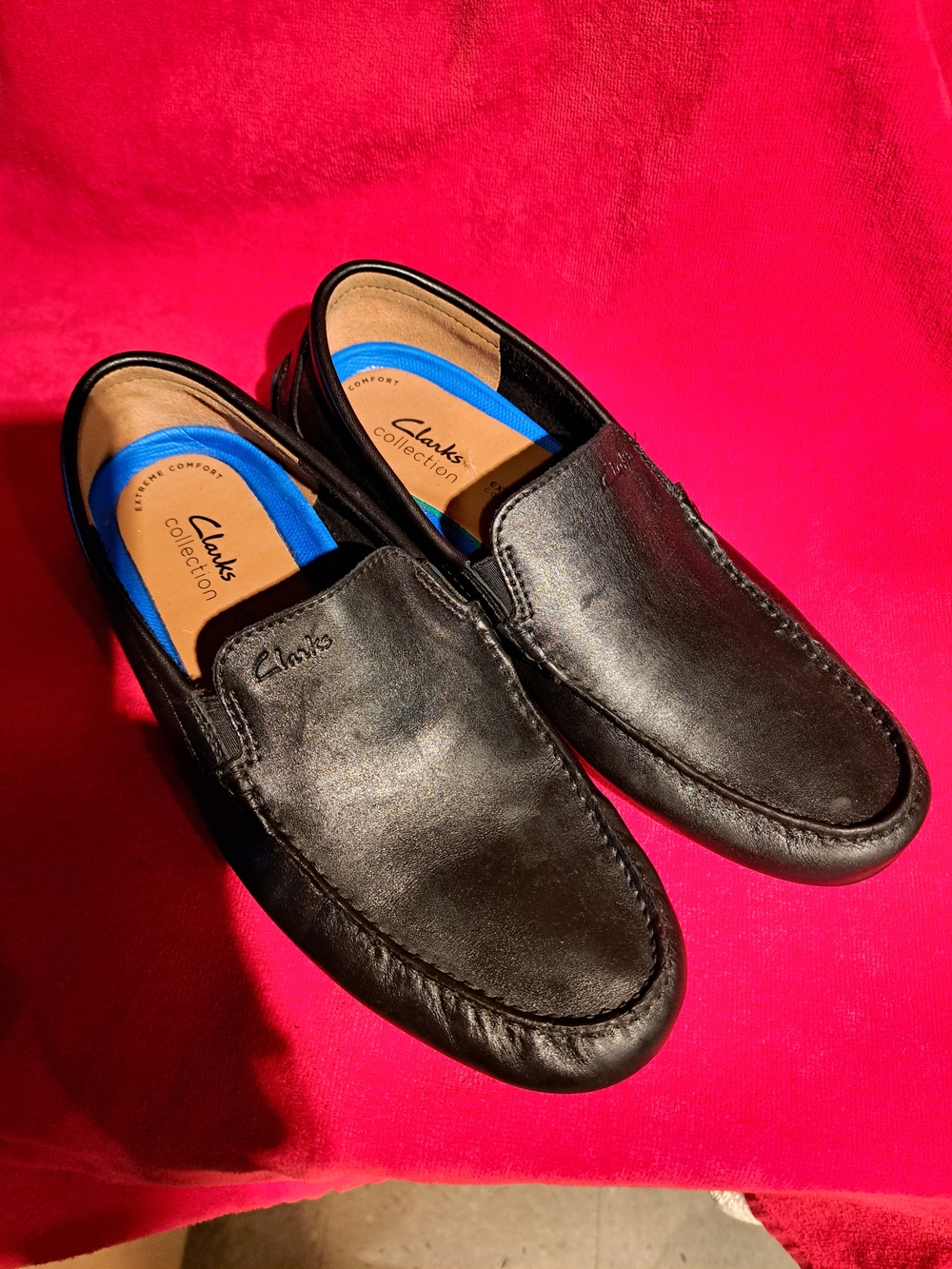 Clarks Menโs Black Leather Slip-On Loafers